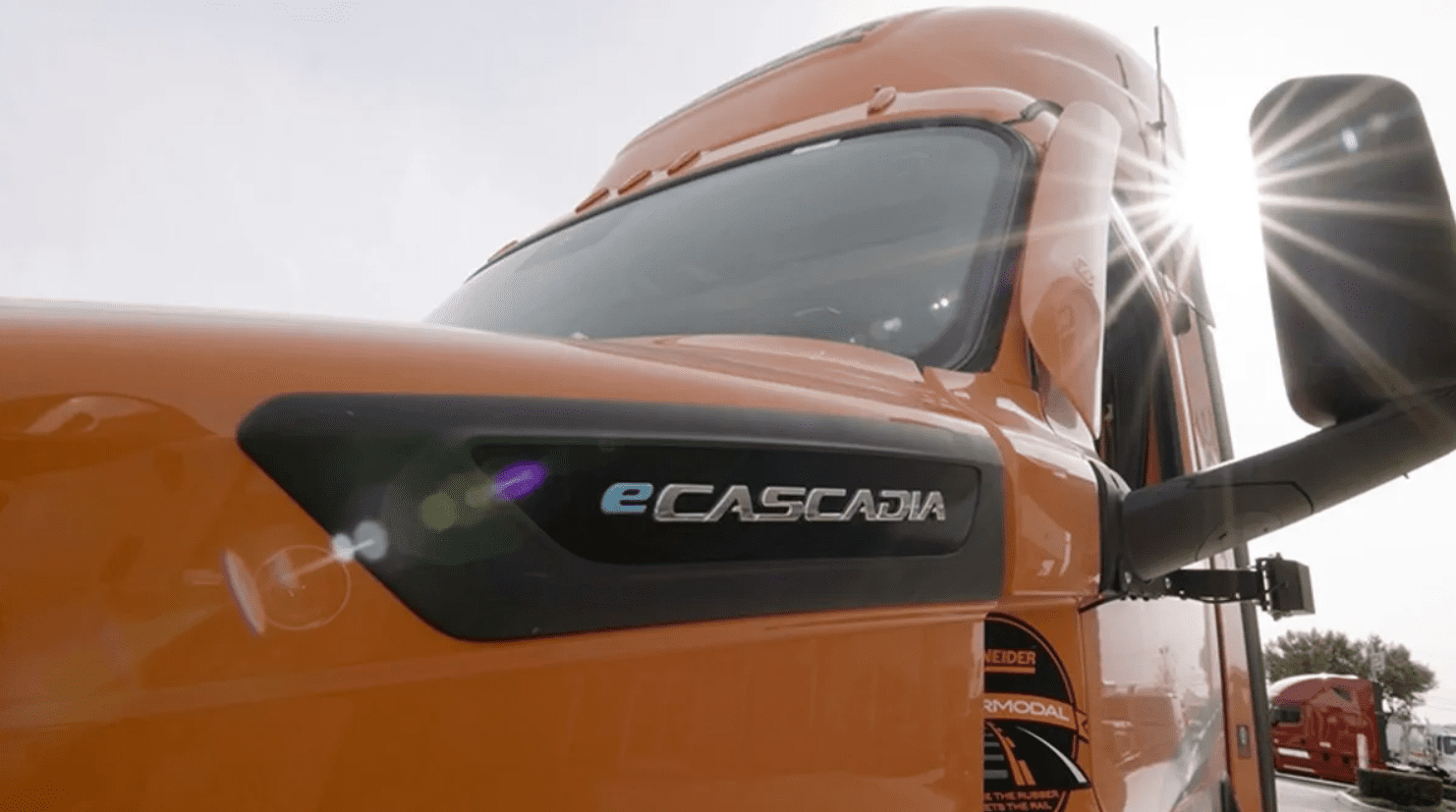 Schneider-Debuts-Its-First-eCascadia-Electric-Semi-Truck